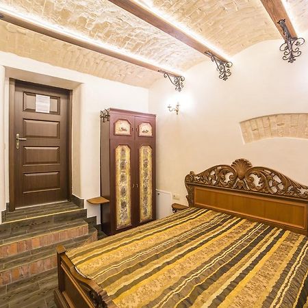 Apartments On Valova 16, On Market Square Lwów Zewnętrze zdjęcie